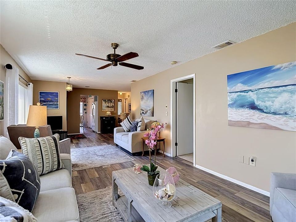 For Sale: $133,900 (2 beds, 2 baths, 1144 Square Feet)