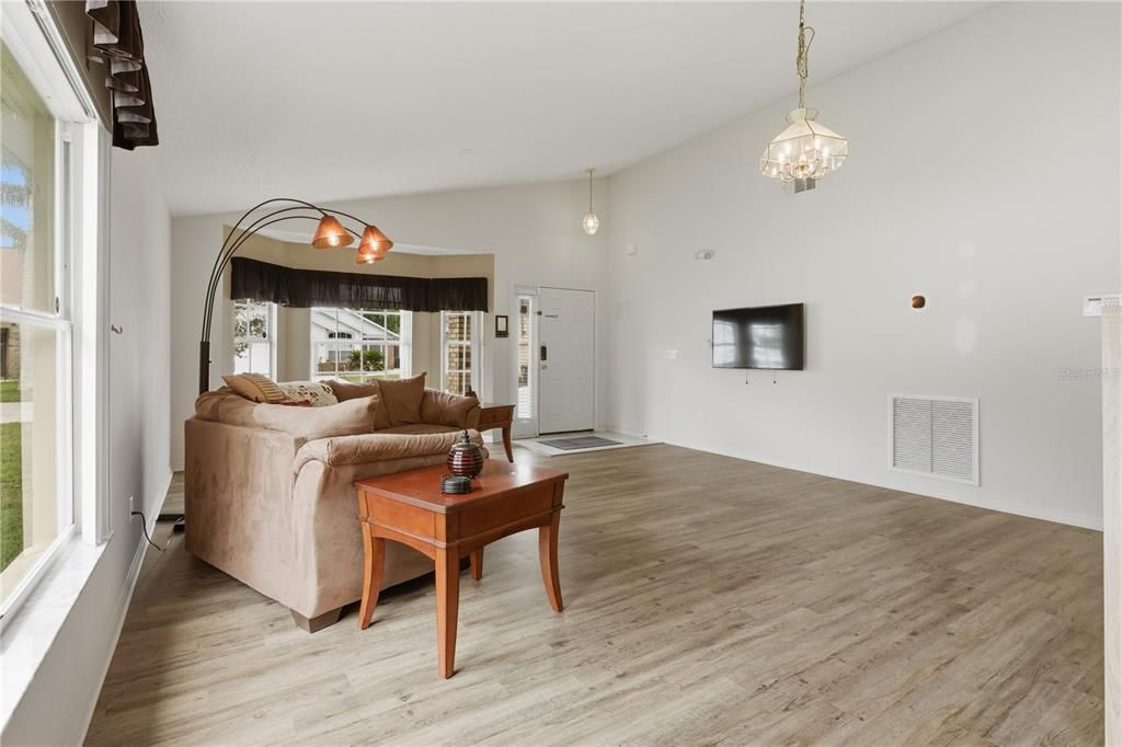 For Sale: $339,900 (3 beds, 2 baths, 1682 Square Feet)