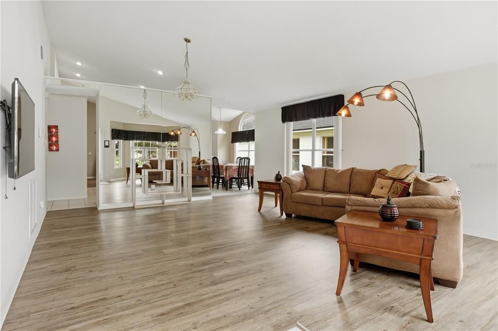 For Sale: $339,900 (3 beds, 2 baths, 1682 Square Feet)