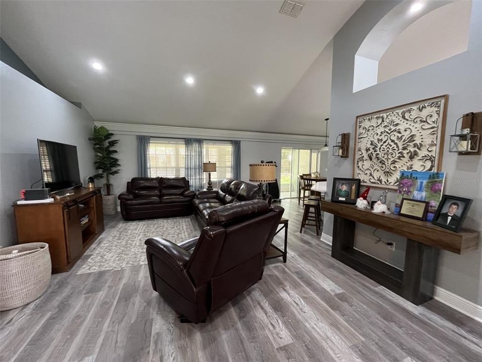 For Sale: $365,000 (4 beds, 2 baths, 1874 Square Feet)