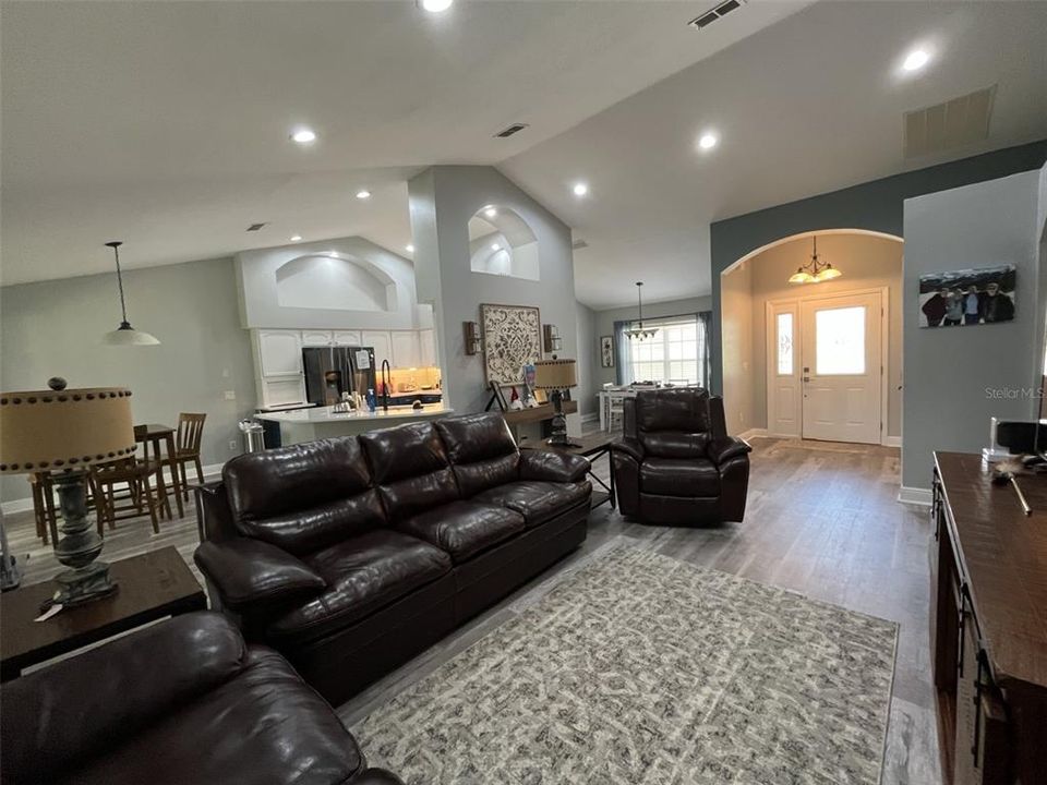 For Sale: $365,000 (4 beds, 2 baths, 1874 Square Feet)
