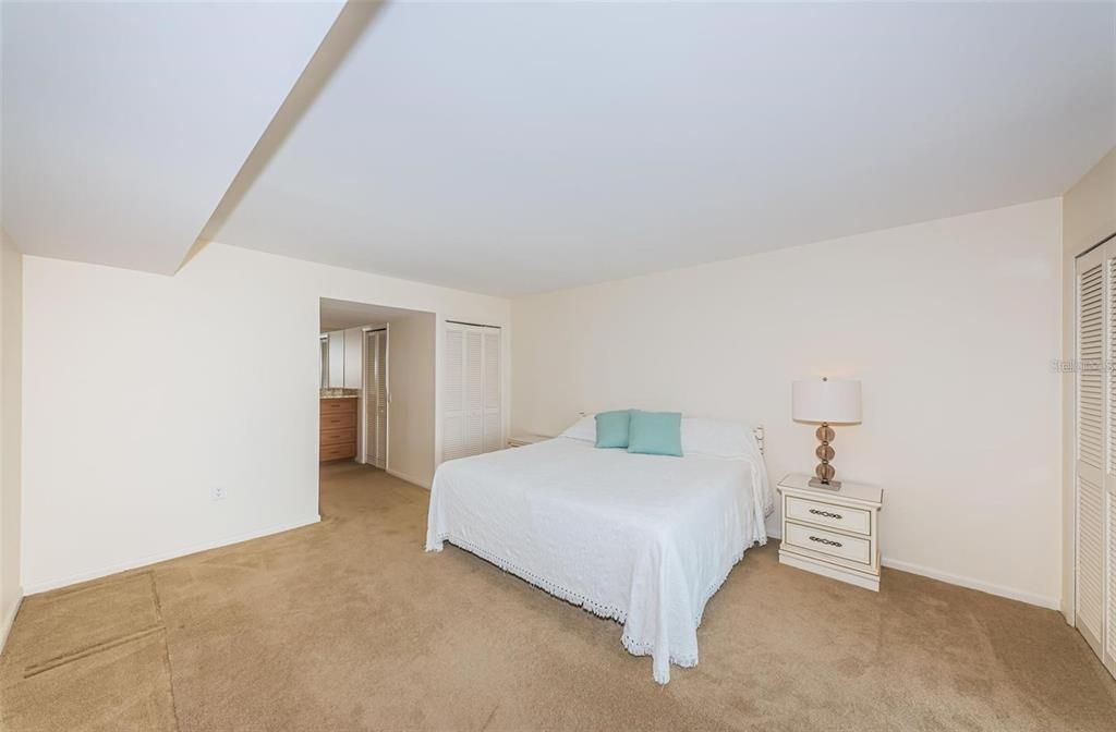 For Sale: $299,000 (2 beds, 2 baths, 1605 Square Feet)