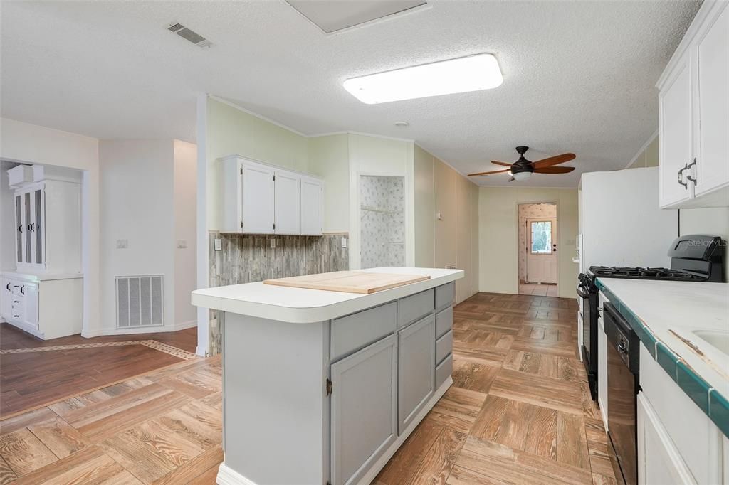 For Sale: $499,990 (4 beds, 2 baths, 2632 Square Feet)
