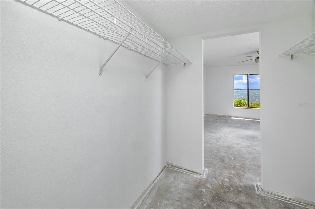 На продажу: $175,000 (2 спален, 2 ванн, 1070 Квадратных фут)