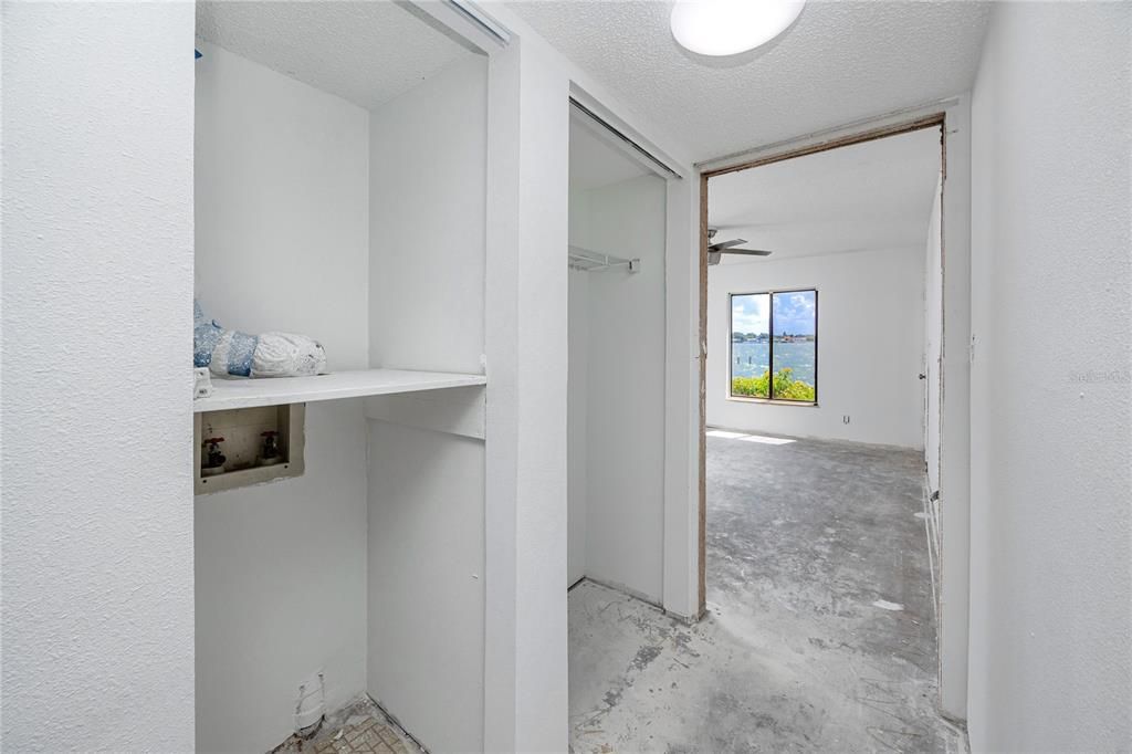 На продажу: $175,000 (2 спален, 2 ванн, 1070 Квадратных фут)