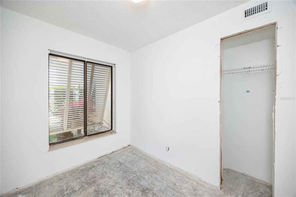 На продажу: $175,000 (2 спален, 2 ванн, 1070 Квадратных фут)