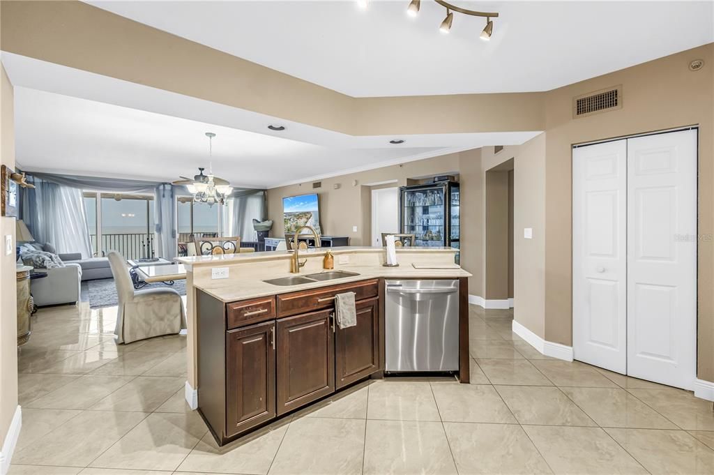 En Venta: $2,250,000 (3 camas, 3 baños, 2060 Pies cuadrados)