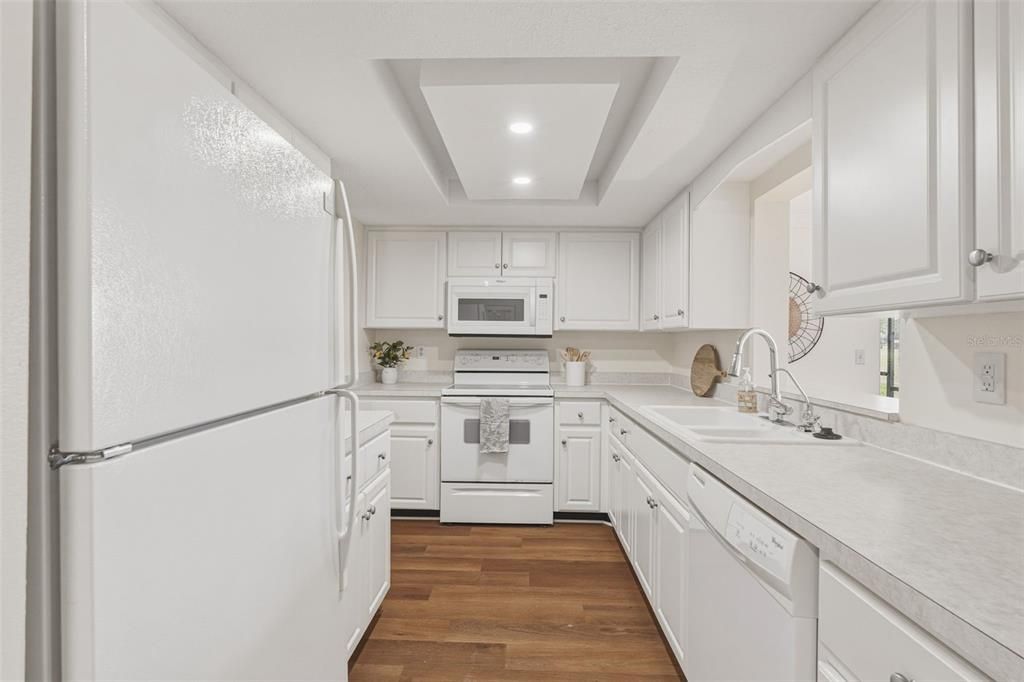 For Sale: $349,900 (2 beds, 2 baths, 1408 Square Feet)