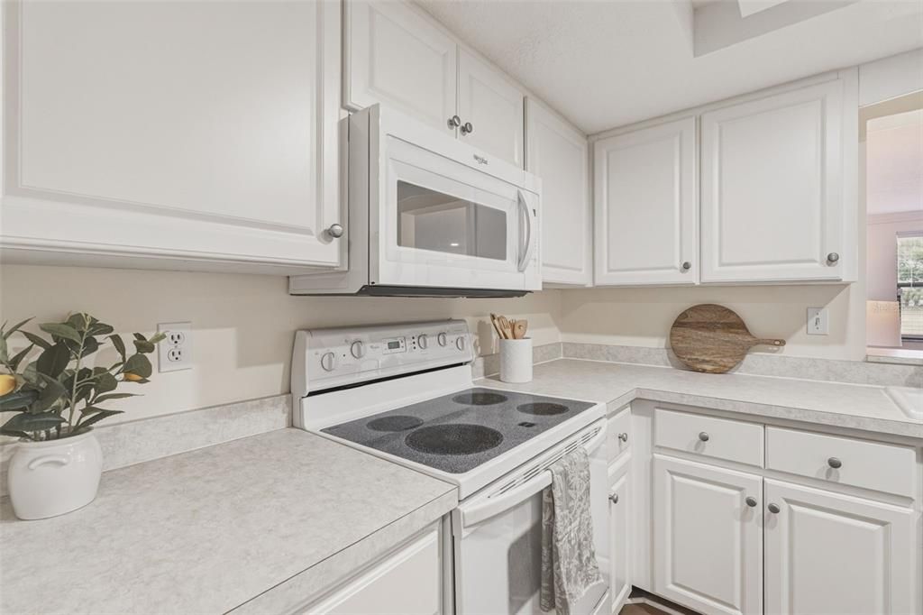 For Sale: $349,900 (2 beds, 2 baths, 1408 Square Feet)