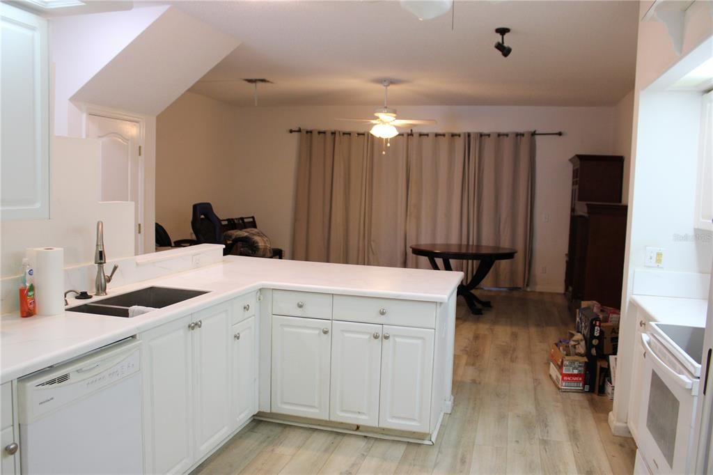 Activo con contrato: $269,000 (3 camas, 2 baños, 1452 Pies cuadrados)