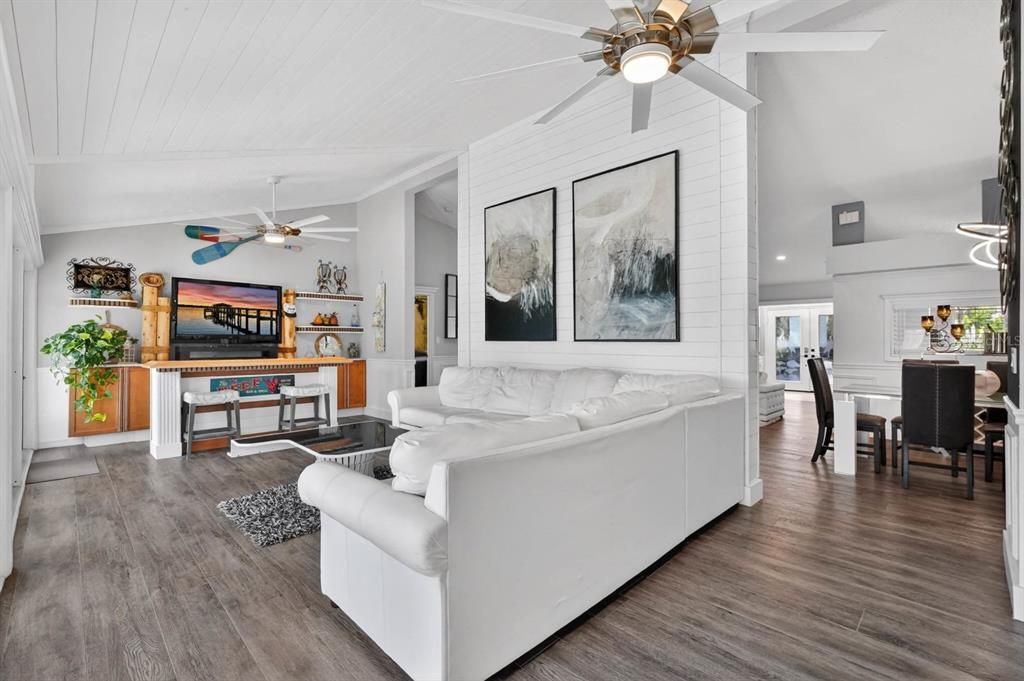 En Venta: $680,000 (4 camas, 3 baños, 2982 Pies cuadrados)
