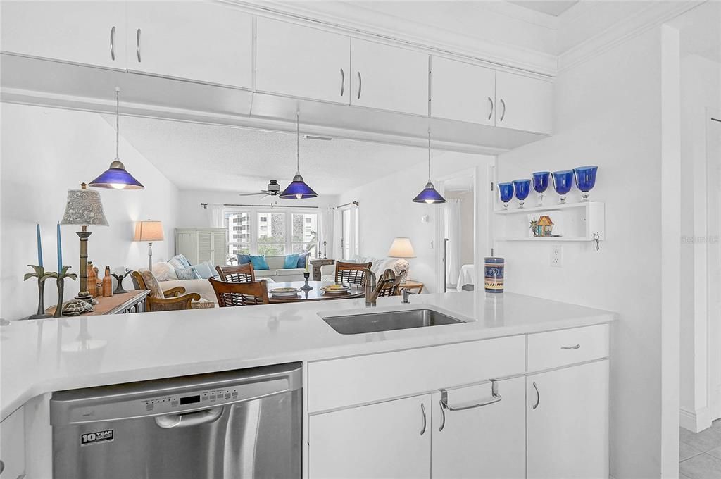 For Sale: $369,900 (1 beds, 1 baths, 756 Square Feet)
