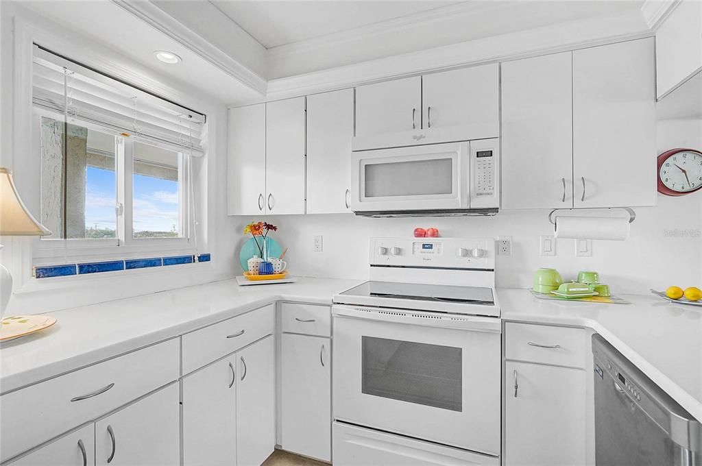 For Sale: $369,900 (1 beds, 1 baths, 756 Square Feet)