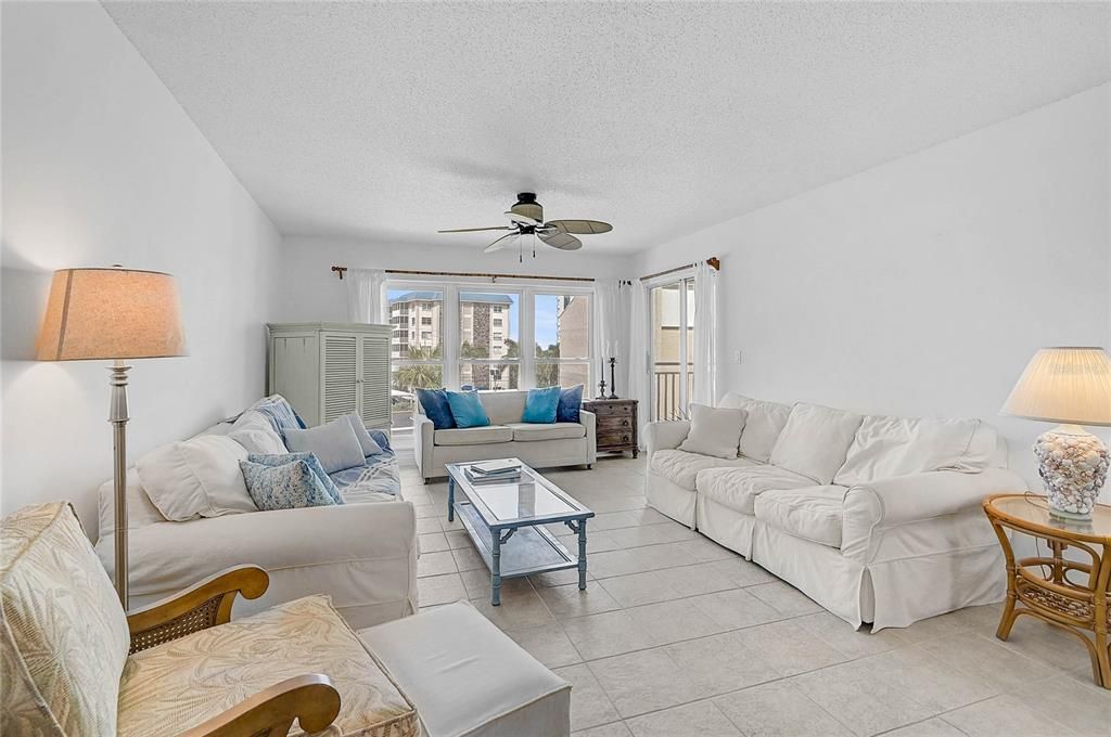 For Sale: $369,900 (1 beds, 1 baths, 756 Square Feet)