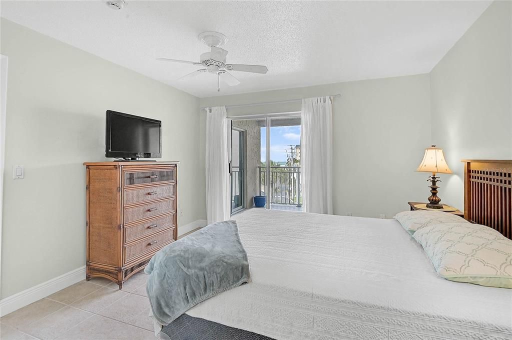 For Sale: $369,900 (1 beds, 1 baths, 756 Square Feet)