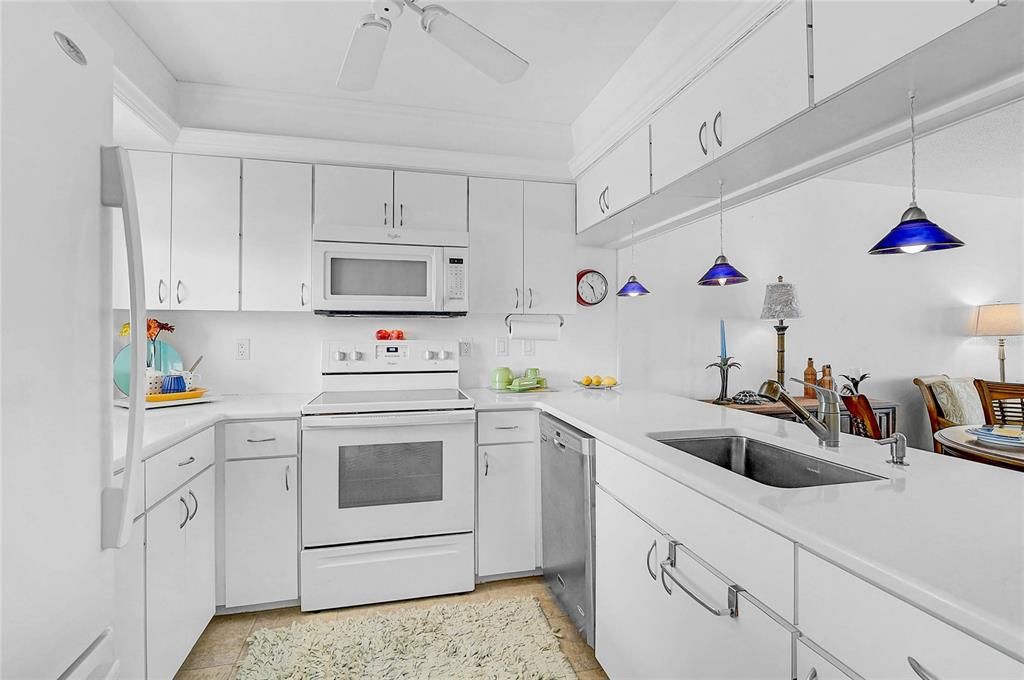 For Sale: $369,900 (1 beds, 1 baths, 756 Square Feet)