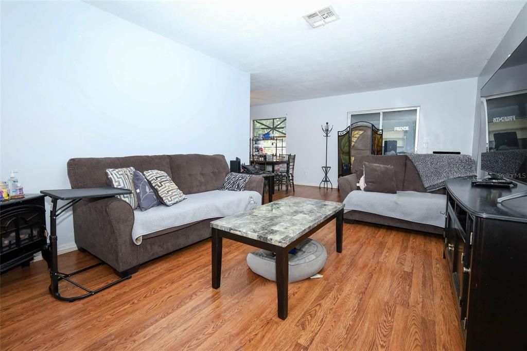 For Sale: $260,000 (3 beds, 2 baths, 1132 Square Feet)