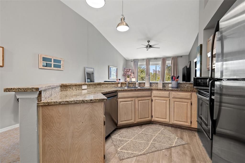 For Rent: $2,550 (1 beds, 1 baths, 815 Square Feet)
