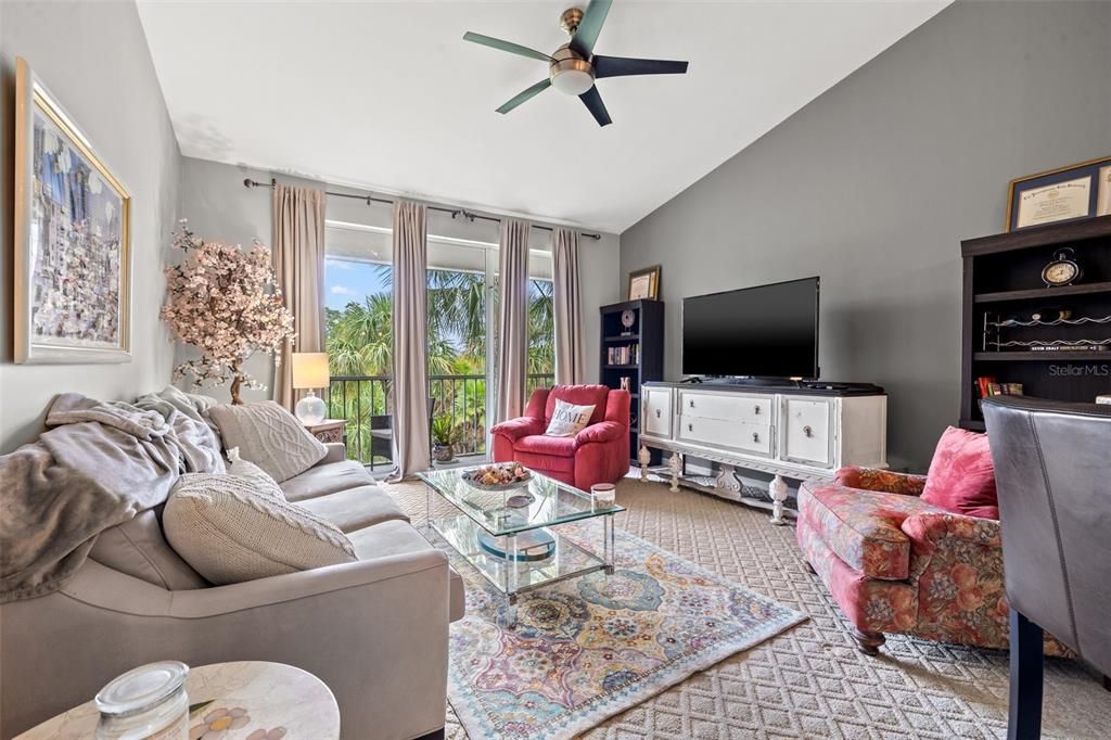 For Rent: $2,550 (1 beds, 1 baths, 815 Square Feet)