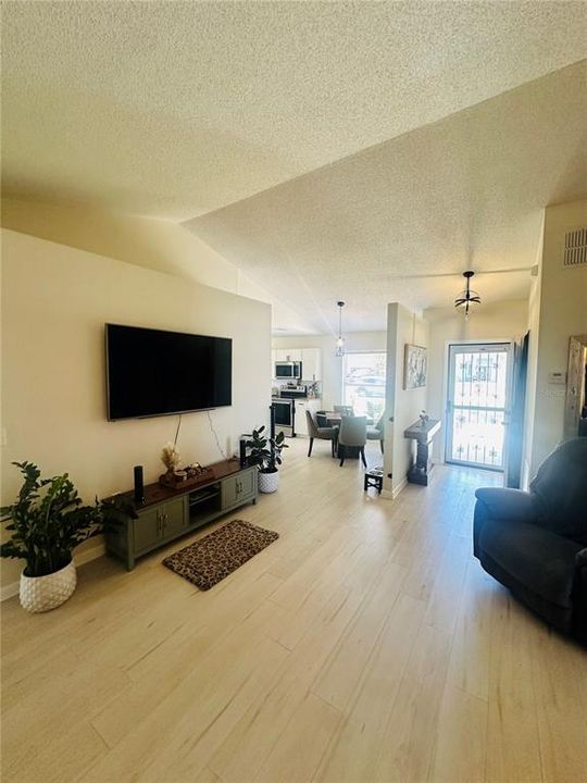 For Sale: $270,000 (3 beds, 2 baths, 1176 Square Feet)