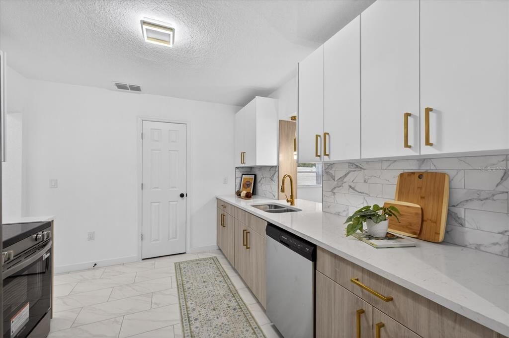 Active With Contract: $389,900 (3 beds, 2 baths, 1157 Square Feet)