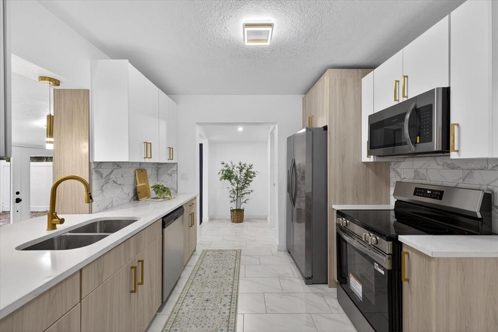 Active With Contract: $389,900 (3 beds, 2 baths, 1157 Square Feet)
