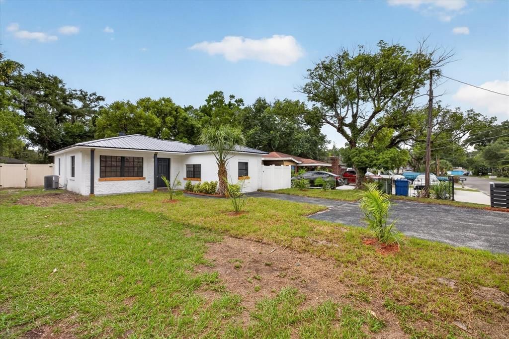 Active With Contract: $389,900 (3 beds, 2 baths, 1157 Square Feet)