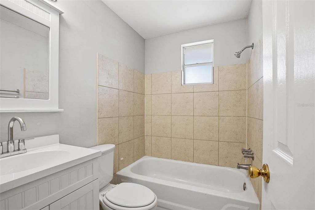 На продажу: $223,000 (2 спален, 1 ванн, 1111 Квадратных фут)