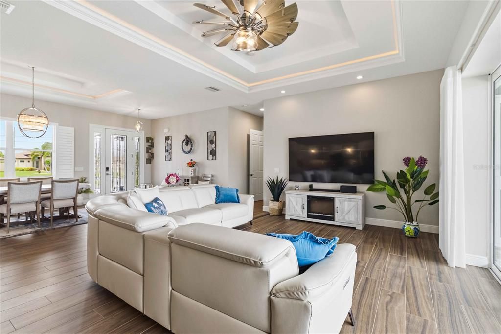 En Venta: $617,000 (3 camas, 2 baños, 2425 Pies cuadrados)