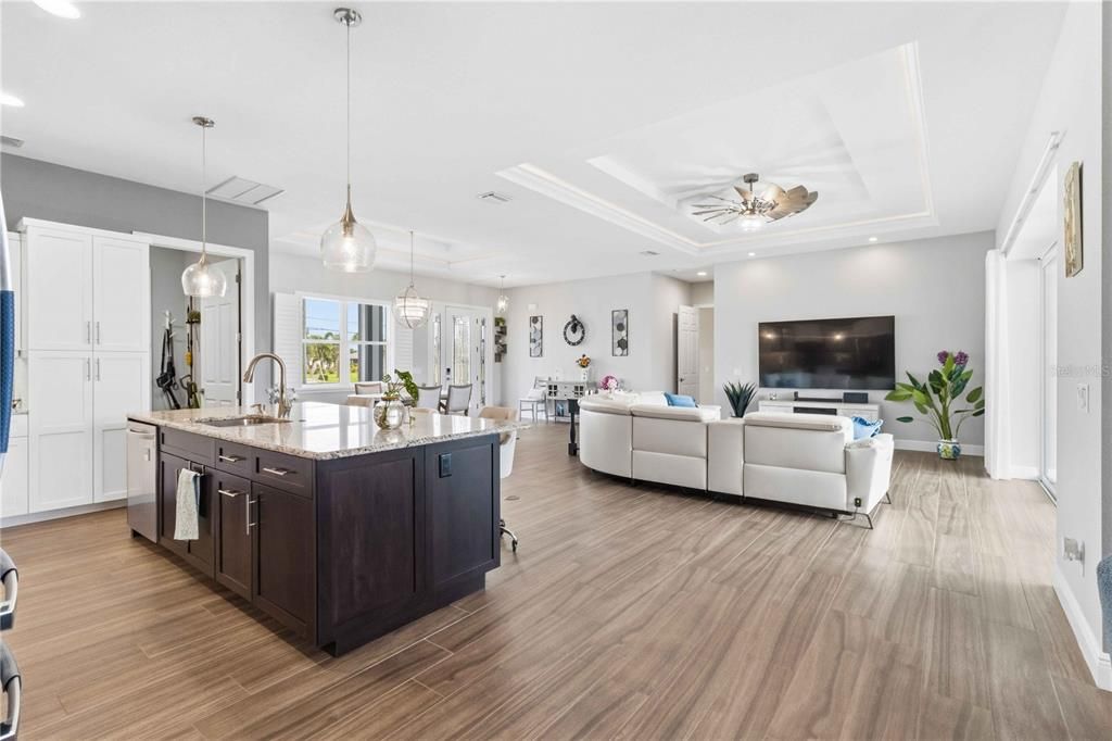 En Venta: $617,000 (3 camas, 2 baños, 2425 Pies cuadrados)