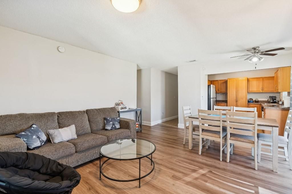 На продажу: $199,000 (2 спален, 2 ванн, 881 Квадратных фут)