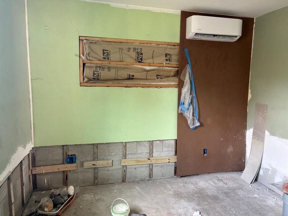 For Sale: $89,900 (2 beds, 1 baths, 948 Square Feet)