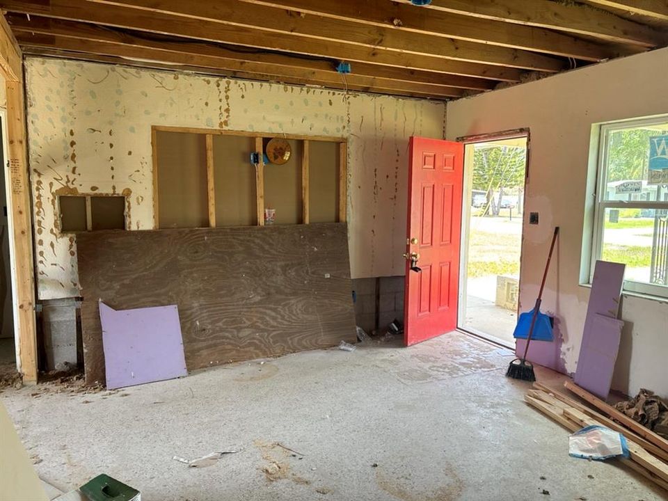 For Sale: $89,900 (2 beds, 1 baths, 948 Square Feet)