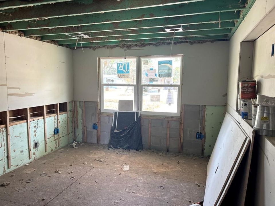 For Sale: $89,900 (2 beds, 1 baths, 948 Square Feet)