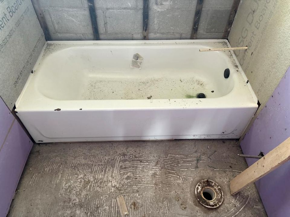For Sale: $89,900 (2 beds, 1 baths, 948 Square Feet)