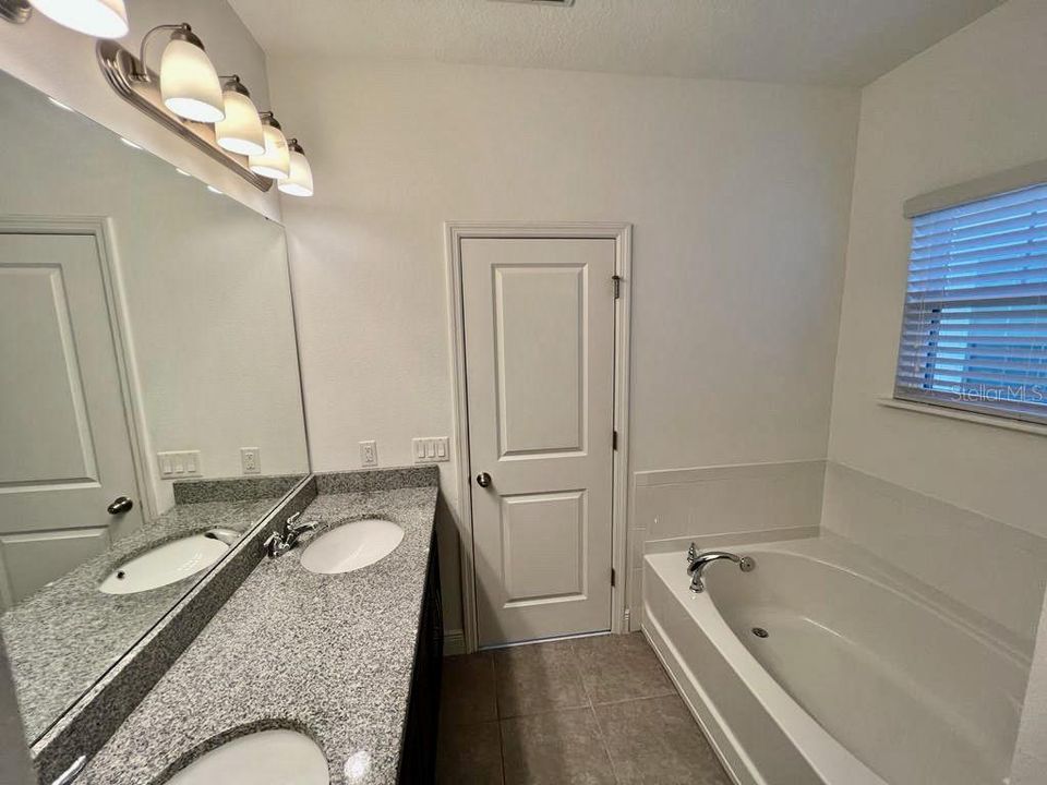 В аренду: $2,950 (3 спален, 2 ванн, 1829 Квадратных фут)