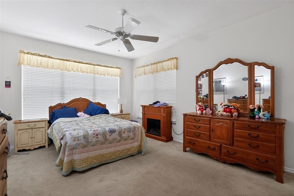 For Sale: $410,000 (3 beds, 2 baths, 1829 Square Feet)