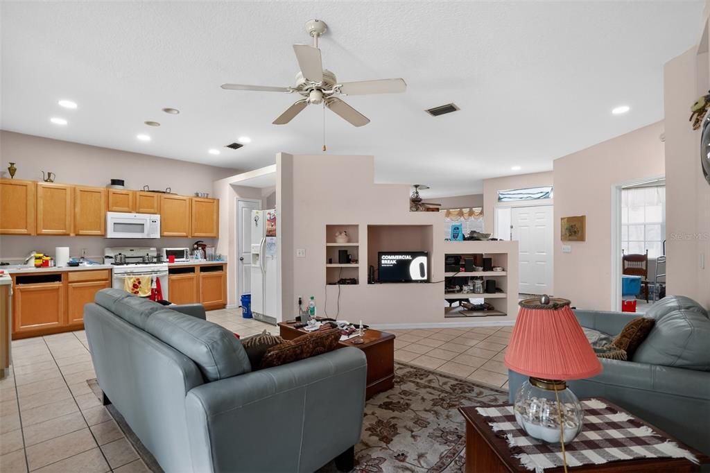 For Sale: $410,000 (3 beds, 2 baths, 1829 Square Feet)