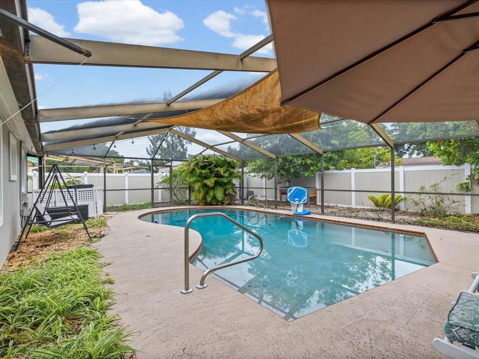 For Sale: $390,000 (2 beds, 1 baths, 888 Square Feet)