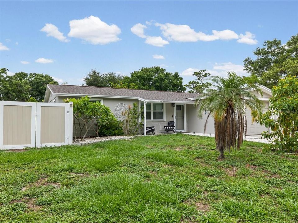 For Sale: $390,000 (2 beds, 1 baths, 888 Square Feet)
