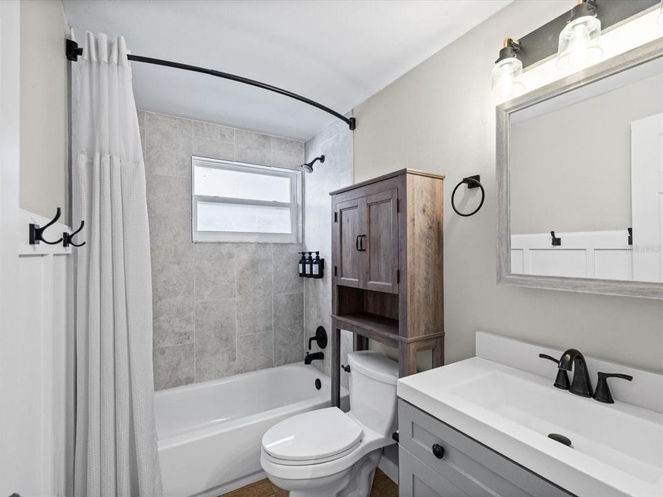 For Sale: $390,000 (2 beds, 1 baths, 888 Square Feet)