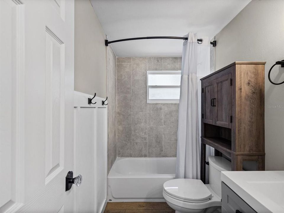 For Sale: $390,000 (2 beds, 1 baths, 888 Square Feet)