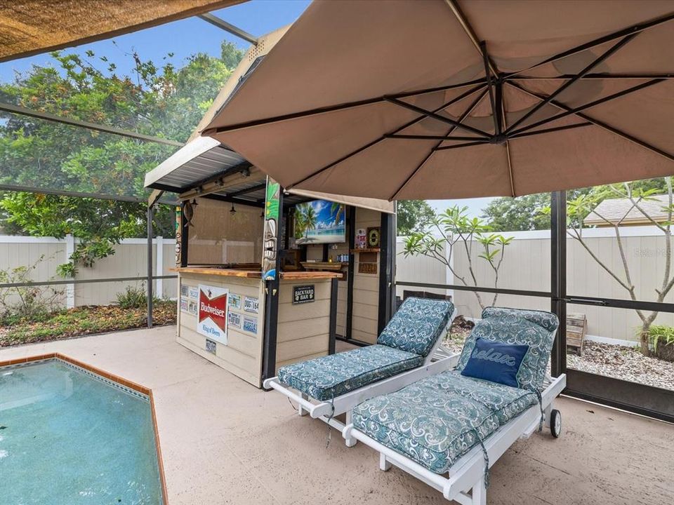 For Sale: $390,000 (2 beds, 1 baths, 888 Square Feet)