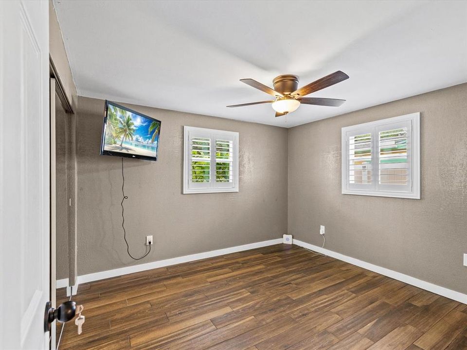 For Sale: $390,000 (2 beds, 1 baths, 888 Square Feet)