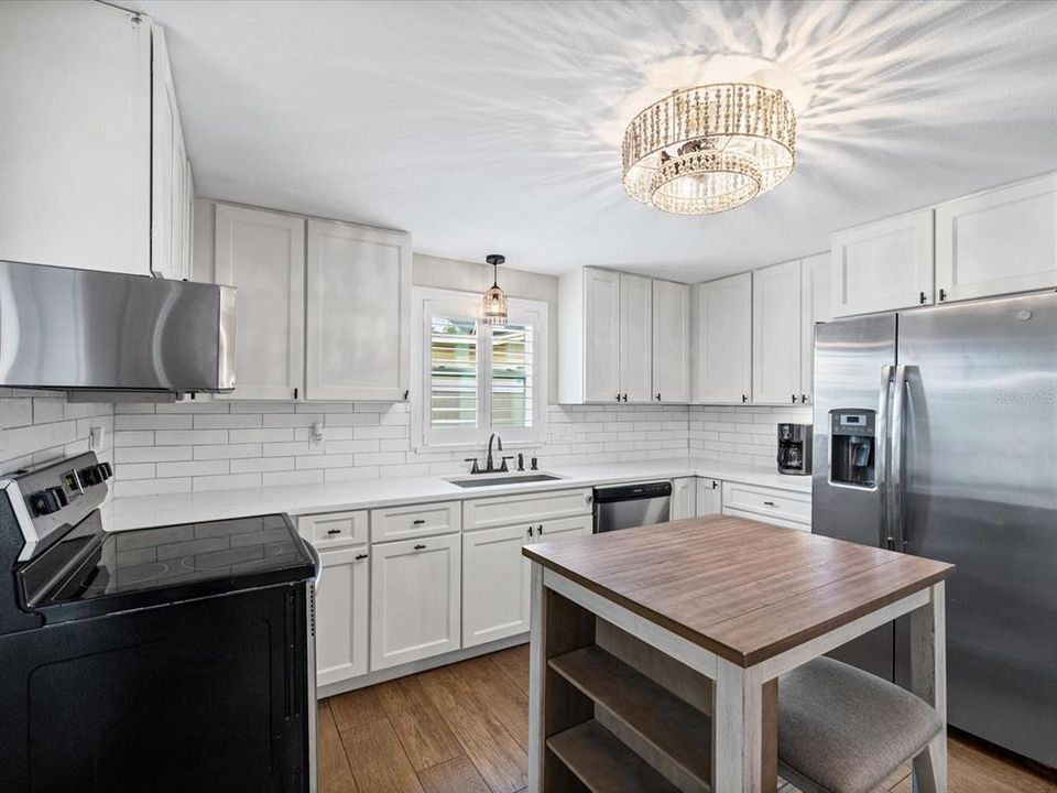 For Sale: $390,000 (2 beds, 1 baths, 888 Square Feet)
