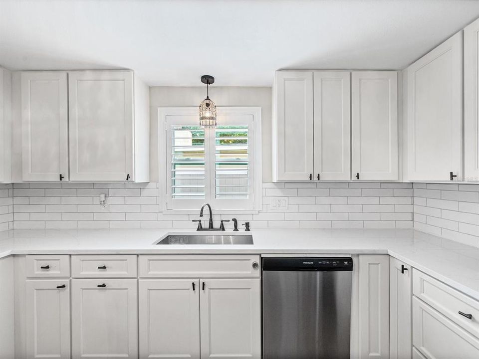 For Sale: $390,000 (2 beds, 1 baths, 888 Square Feet)