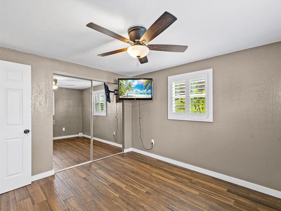 For Sale: $390,000 (2 beds, 1 baths, 888 Square Feet)