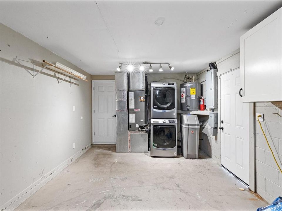 For Sale: $390,000 (2 beds, 1 baths, 888 Square Feet)
