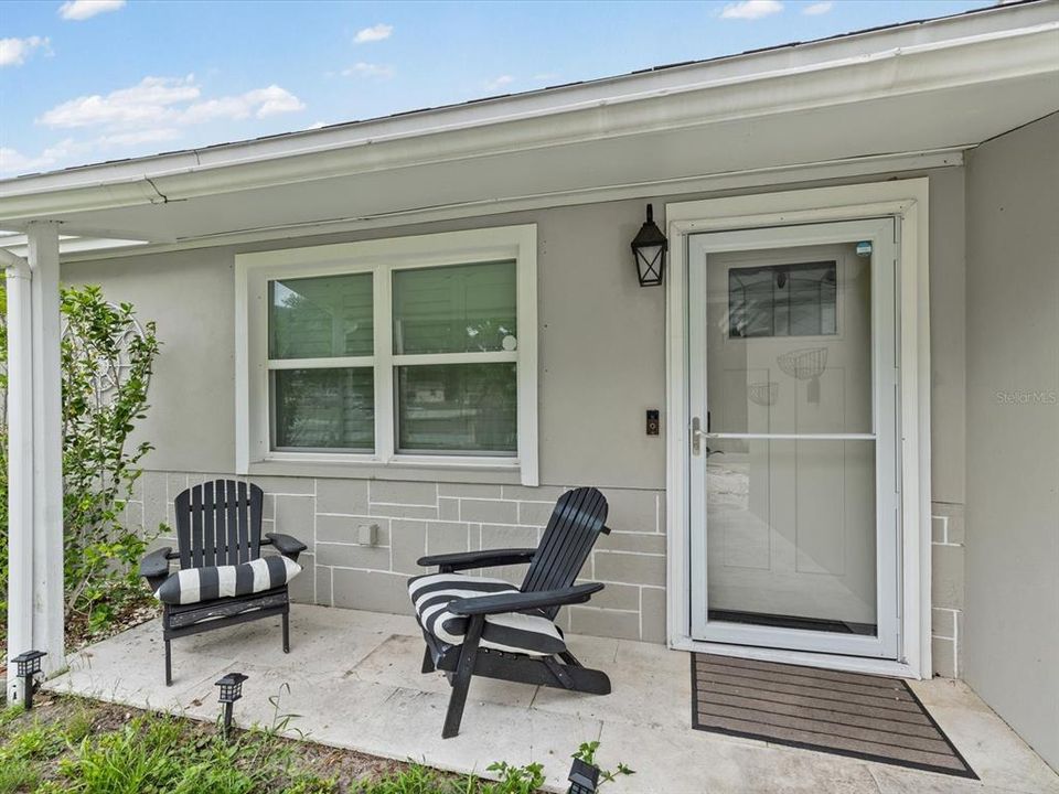 For Sale: $390,000 (2 beds, 1 baths, 888 Square Feet)