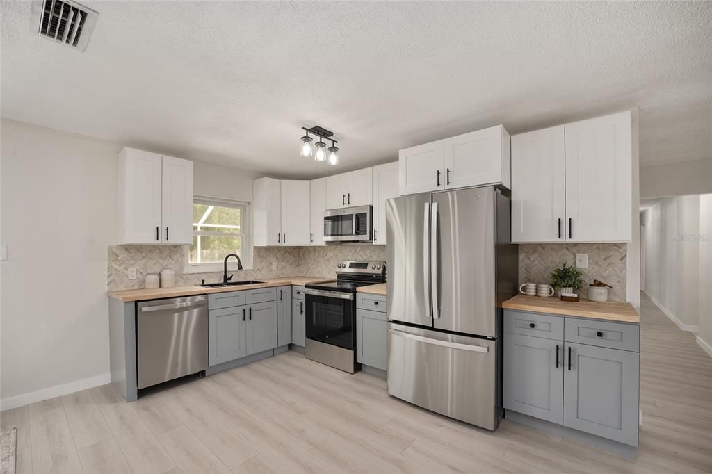 На продажу: $339,000 (5 спален, 2 ванн, 2408 Квадратных фут)